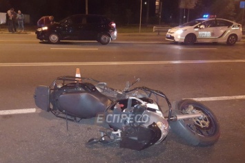 ДТП в Киеве: ZAZ Forza протаранил мотоцикл, отбросив байкера под другие машины