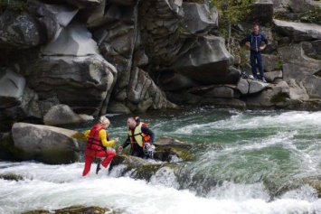 На Прикарпатье спасали туристку, упавшую в водопад