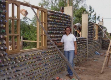 Эта женщина построила дом, использовав вместо кирпичей пластиковые бутылки