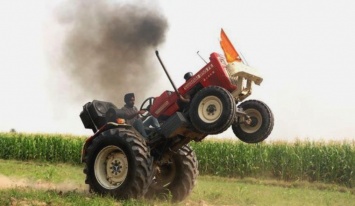 Фермер совершает невероятные трюки на тракторе c 300-футовыми колесами