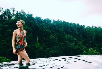 Отпуск продолжается: Эмбер Херд засыпала сеть яркими фото с Бали