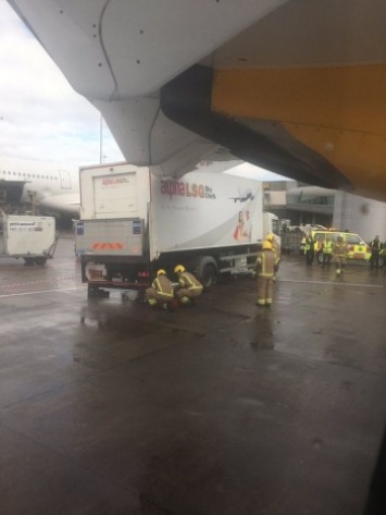 В Манчестере пассажирский самолет столкнулся с грузовиком, оставив в нем пробоину (фото)
