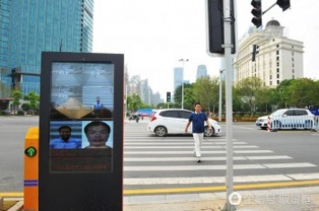 В Китае на дороге установили видеосистему, идентифицирующую пешеходов-нарушителей (фото)
