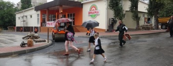 Асфальтное покрытие в Мариуполе разрешили восстанавливать под дождем (ФОТО)