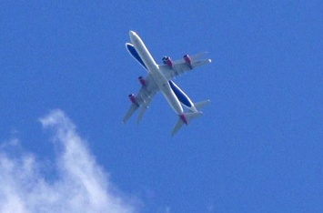 Два пассажирских самолета в небе над Хитроу «слились» в один