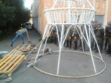 Радикалы строят баррикады у здания суда в Черноморске