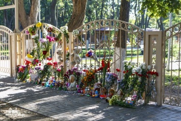 Одесские православные священники молятся за погибших в «Виктории» детей