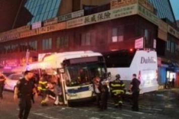 В США столкнулись два автобуса: 3 человека погибли, 16 получили ранения