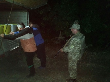 Пограничники со стрельбой задержали контрабандистов, которые хотели вывезти украинский мед в Россию