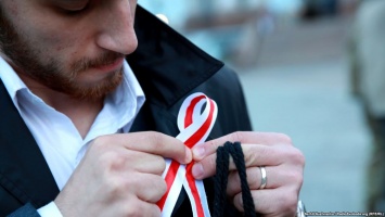 На Майдане развернули оппозиционный бело-красно-белый флаг Беларуси