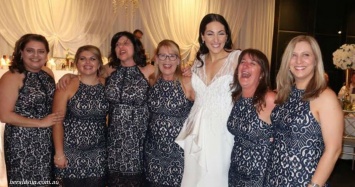 Все 6 женщин пришли на свадьбу в одинаковых платьях. Как вам такой кошмар?