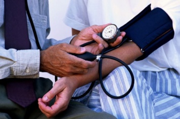 Гипертоники и сердечники в опасности: врач предупредил о непростом периоде