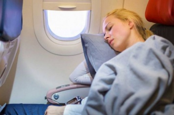 Не спите на борту самолета: врачи предупредили об опасности для здоровья