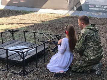 Захарченко учит стрелять дочь Прилепина (фото)