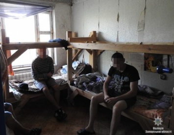 В Запорожье правоохранители освободили около 100 человек из так называемого «реабилитационного центра» (видео)