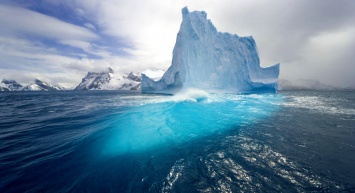 Ученые объяснили, чем опасен красный снег Антарктиды (фото)