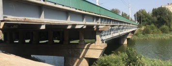 В Кривом Роге склоны отремонтированного моста №7 за 2 года размыло водой (ФОТО)