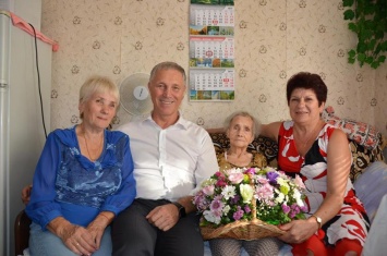 Замечательную херсонку, ветерана ВОВ поздравили с 95-летием
