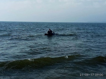 В районе Черноморской косы едва не утонул рыбак - его помогли спасти местные жители