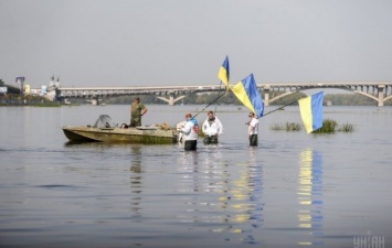 Появились фото, как катастрофически мелеет река Днепр в черте города Киева