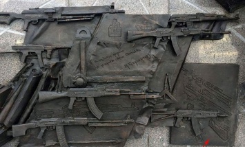 На памятнике Михаилу Калашникову в Москве обнаружили чертеж немецкой винтовки