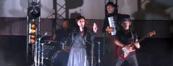 Неприличные песни, веселье и танцы в зале: как в Днепр ОГА выступала Соня Сотник