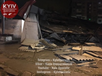В Киеве сравняли с землей очередные МАФы - возле рынка "Юность" (фото, видео)