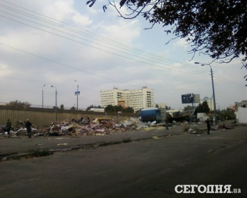 В Киеве на рынке "Юность" снесли МАФы с товаром. На руинах орудуют мародеры