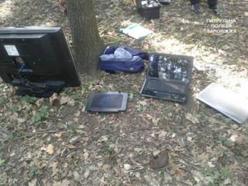 Запорожские патрульные ищут владельцев ноутбуков и телевизора, найденных в лесу