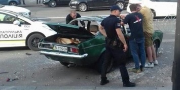 В Киеве на глазах у полиции разбили неправильно припаркованный авто
