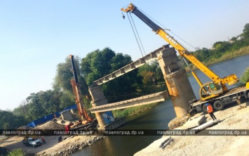Ремонт моста: строители снимают самый длинный и тяжелый пролет (ВИДЕО)