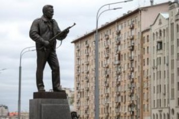 В России оконфузились с памятником Калашникову - скульптор изобразил схему немецкого автомата
