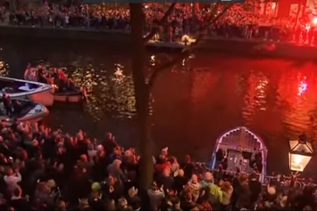 Амстердам под аплодисменты благодарит мэра, который болен раком руководил городом до последнего