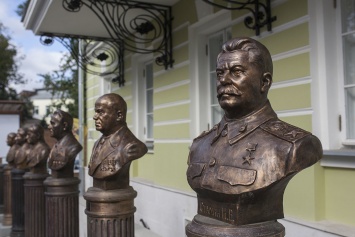 В Москве установили бюсты диктатору Сталину, "застойному" Брежневу и "перестроечному" Горбачеву (ФОТО)