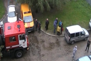 В Ривне пылала многоэтажка: спасатели вывели из огня более 35 человек