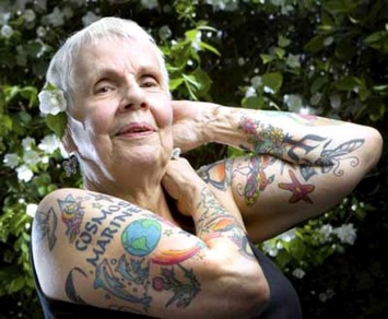 Растет популярность татуировок среди молодых женщин и пожилых людей