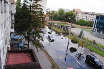 В Кременчуге не работает "ливневка". Улицы превратились в реки и моря (ФОТО)