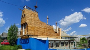 Житель Белгородской области строит у себя на участке модель средневекового галеона
