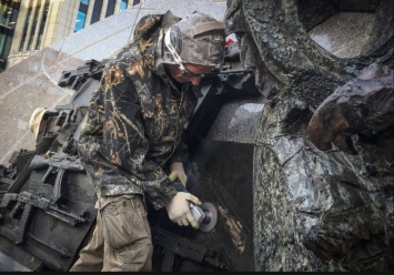 В РФ с памятника Калашникову удалили схему фашистской винтовки