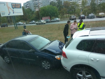 На запорожской Набережной возле торгового центра столкнулись три авто