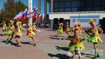 Крым отмечает день флага и герба танцами, спортивными состязаниями и выставками