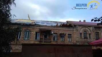 Рабочие оставили жильцов исторического дома под дождем без крыши
