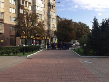 Наемные "активисты" опять пришли митинговать под офис "Киевгорстроя" (фото)
