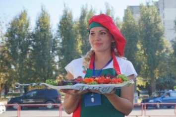 В Армянске 7 поваров сражались за первенство в традиционном конкурсе «Шашлык по-Армянски»