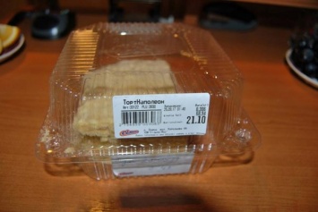 "Деликатес" в супермаркете Одессы - пирожное с плесенью