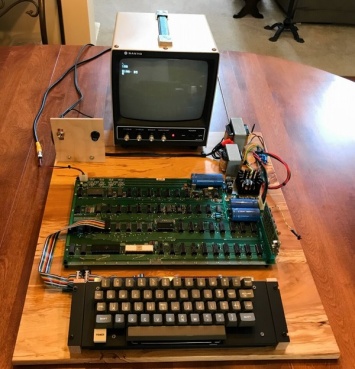 Раритетный компьютер Apple-1 и автограф Стива Джобса выставлены на аукцион
