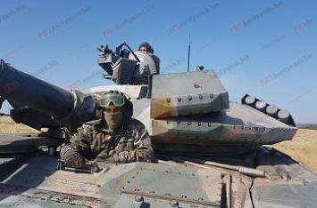 Под Бердянск пригнали танки (Фото)