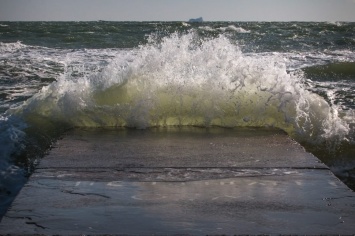 В бушующем в Одессе море заметили людей (фото)