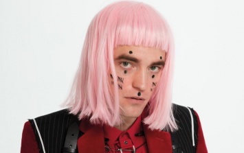 Розовые волосы до плеч, макияж и колготки в сетку: Роберт Паттинсон шокировал новым образом (ФОТО)
