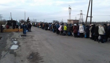 Люди падают в обмороки на КПВВ "Станица Луганская"